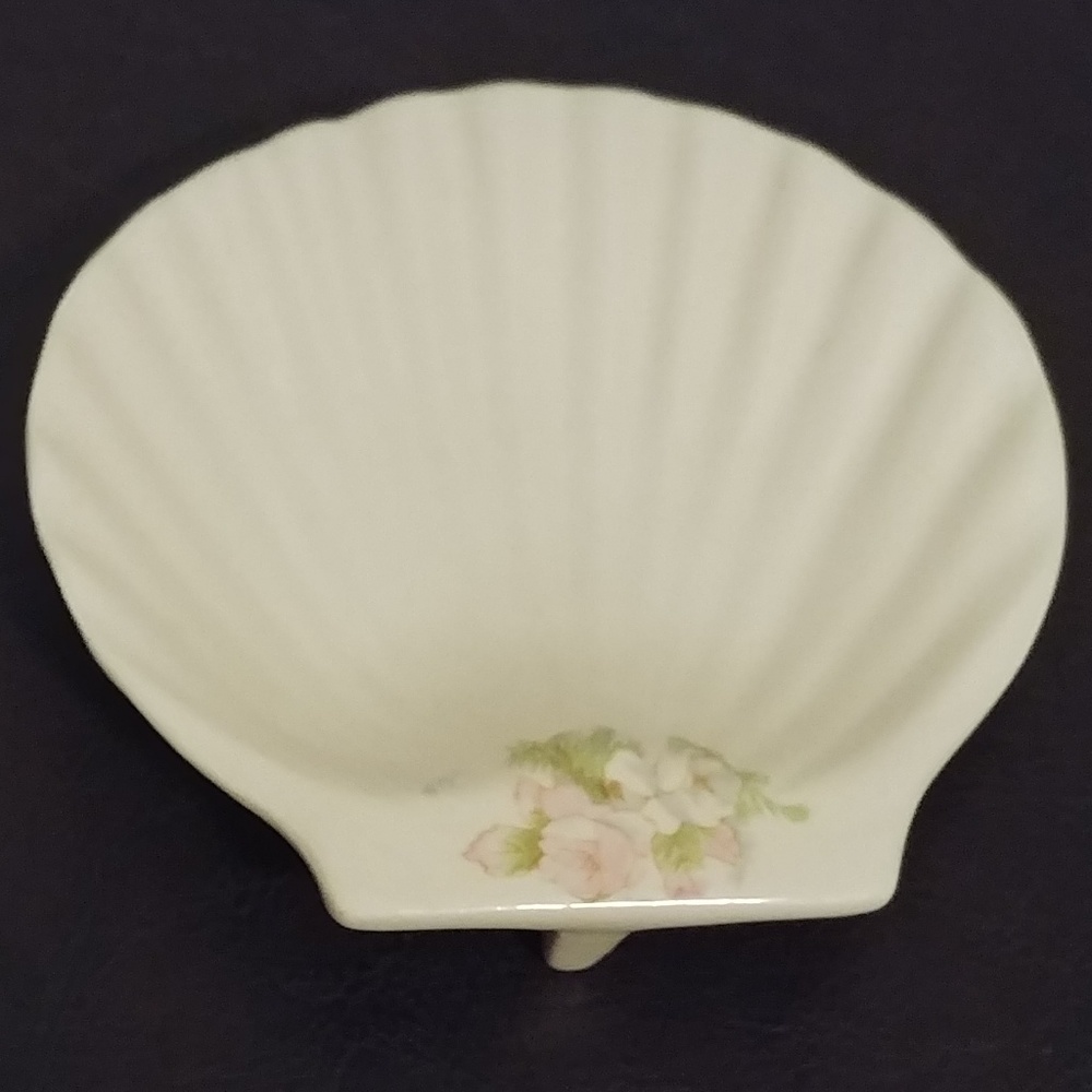 Vintage style soap dish and small box - Picture 3 of 4